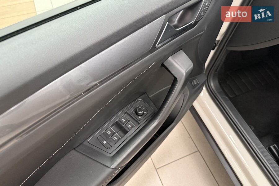 Volkswagen T-Roc - фото 18