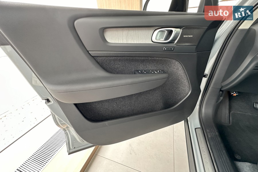 Volvo XC40 - фото 13