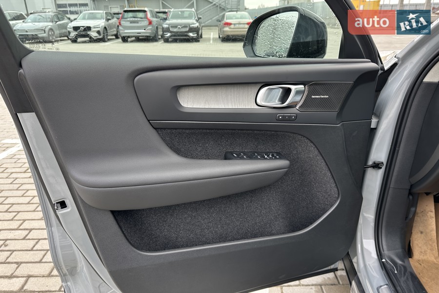 Volvo XC40 - фото 11