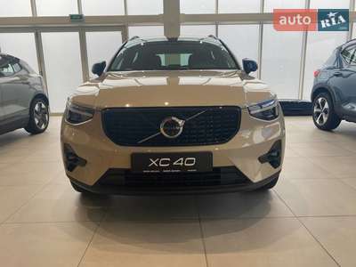 Volvo XC40 2024 Plus Dark