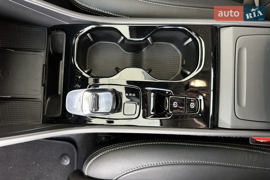 Volvo XC40 - фото 10