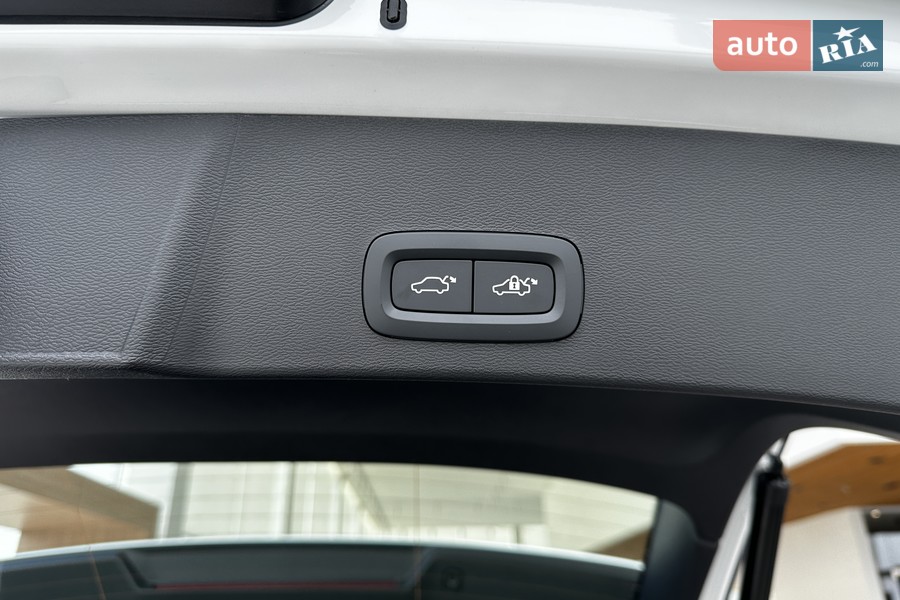Volvo XC40 - фото 12