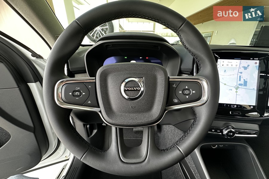 Volvo XC40 - фото 11