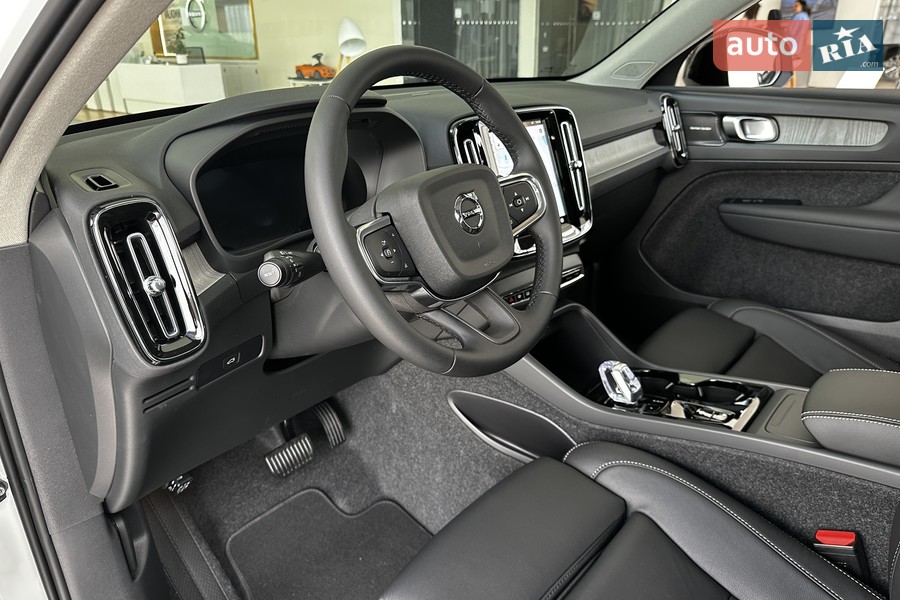 Volvo XC40 - фото 14