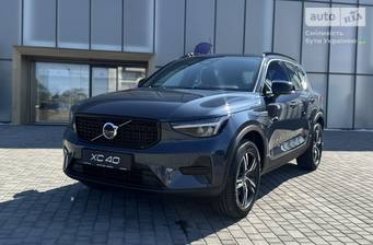 Volvo XC40 2025 Dark Plus