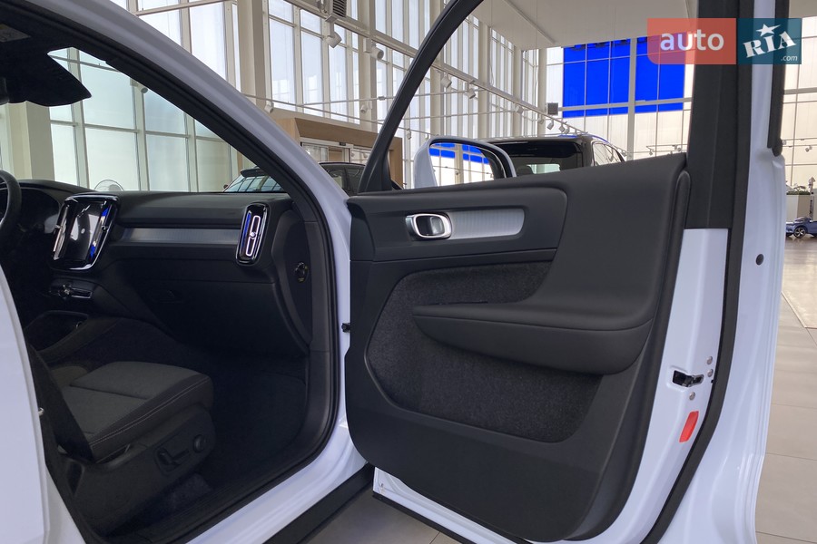 Volvo XC40 - фото 11