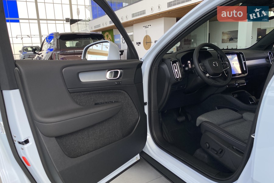 Volvo XC40 - фото 20