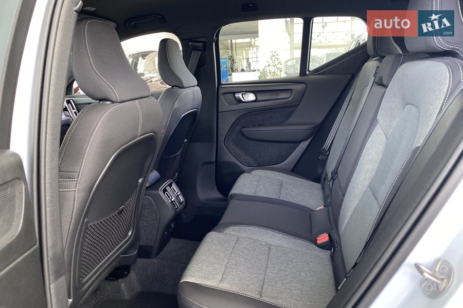 Volvo XC40 - фото 18