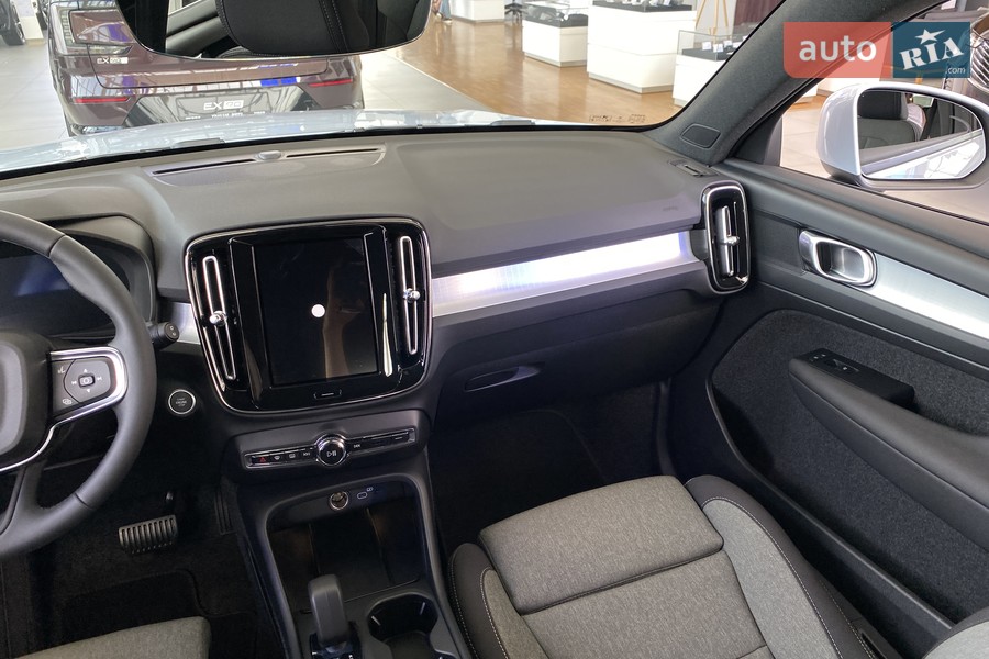 Volvo XC40 - фото 17