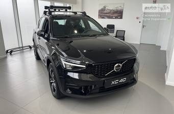 Volvo XC40 2025 Dark Plus
