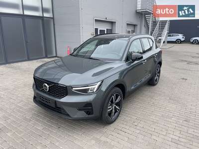Volvo XC40 2025 Plus Dark