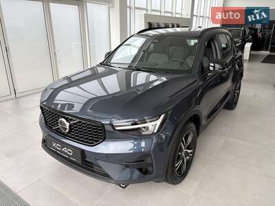 Volvo XC40 2025 Plus Dark