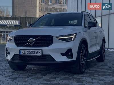Volvo XC40 2024 Dark Plus