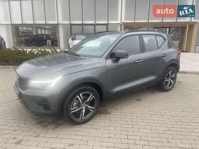 Volvo XC40 2025 Plus Dark