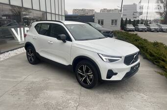 Volvo XC40 2025 Dark Plus