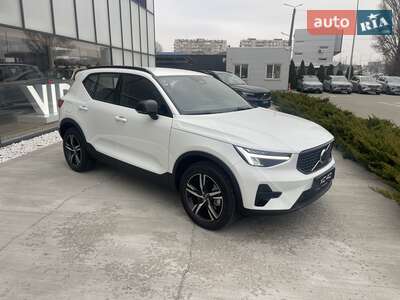 Volvo XC40 2025 Dark Plus