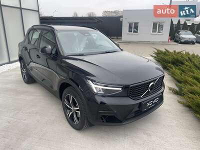 Volvo XC40 2025 Dark Plus