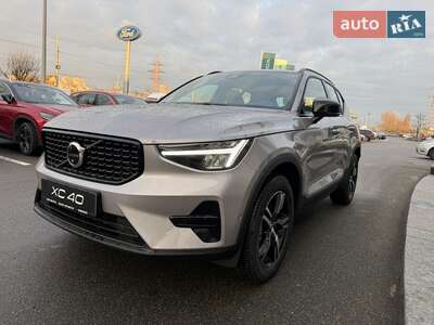 Volvo XC40 2025 Dark Plus