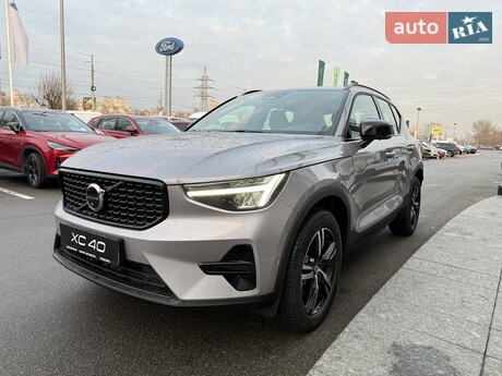 Volvo XC40 2025