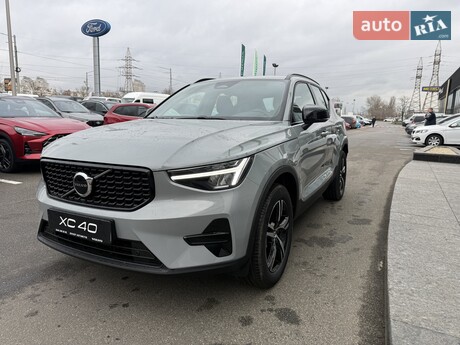 Volvo XC40 2025