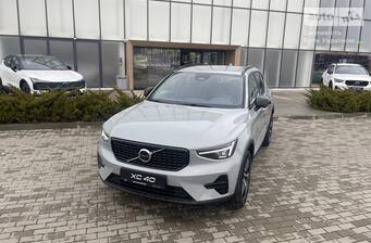 Volvo XC40 2025 Plus Dark