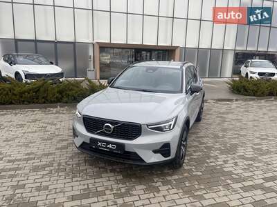 Volvo XC40 2025 Plus Dark