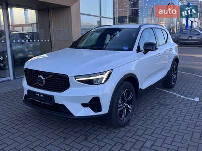 Volvo XC40 2025 Plus Dark