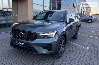 Volvo XC40 2025 Dark Plus