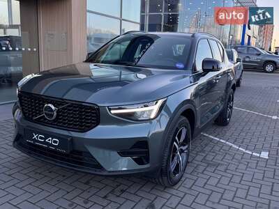 Volvo XC40 2025 Dark Plus