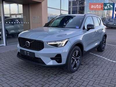 Volvo XC40 2025 Dark Plus