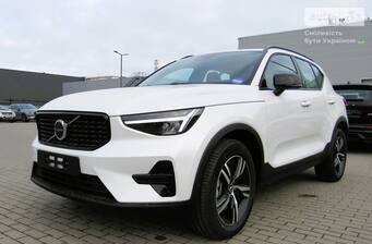 Volvo XC40 2025 Dark Plus