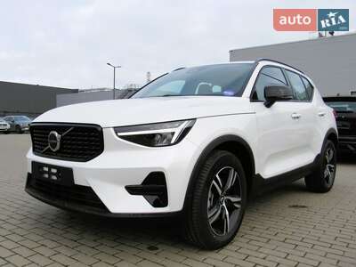 Volvo XC40 2025 Dark Plus
