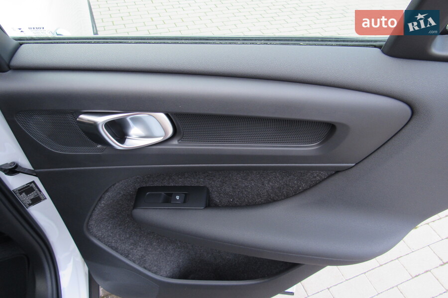 Volvo XC40 - фото 8