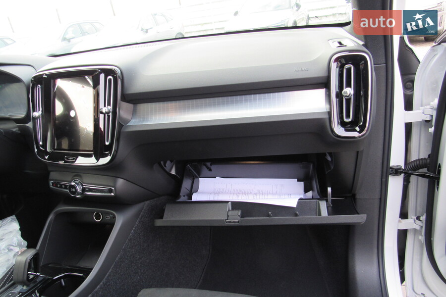Volvo XC40 - фото 10