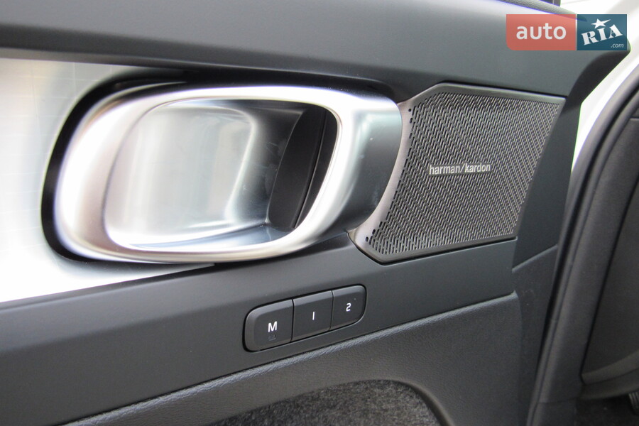 Volvo XC40 - фото 11