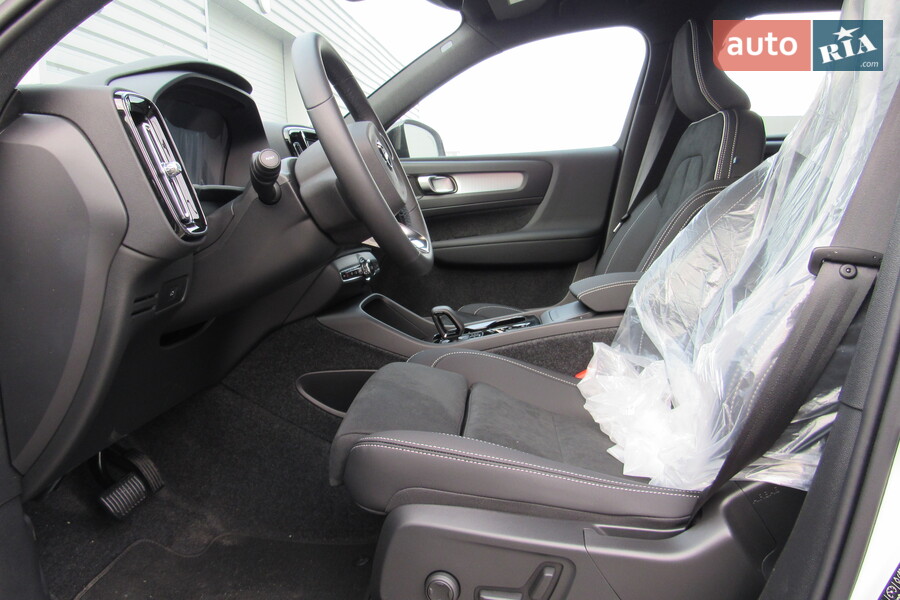 Volvo XC40 - фото 12