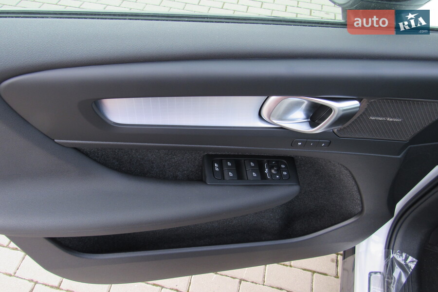 Volvo XC40 - фото 18