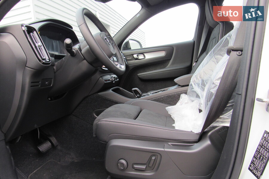 Volvo XC40 - фото 22