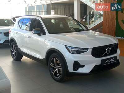 Volvo XC40 2025 Dark Plus