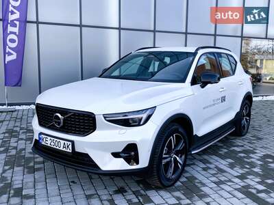 Volvo XC40 2024 Dark Plus