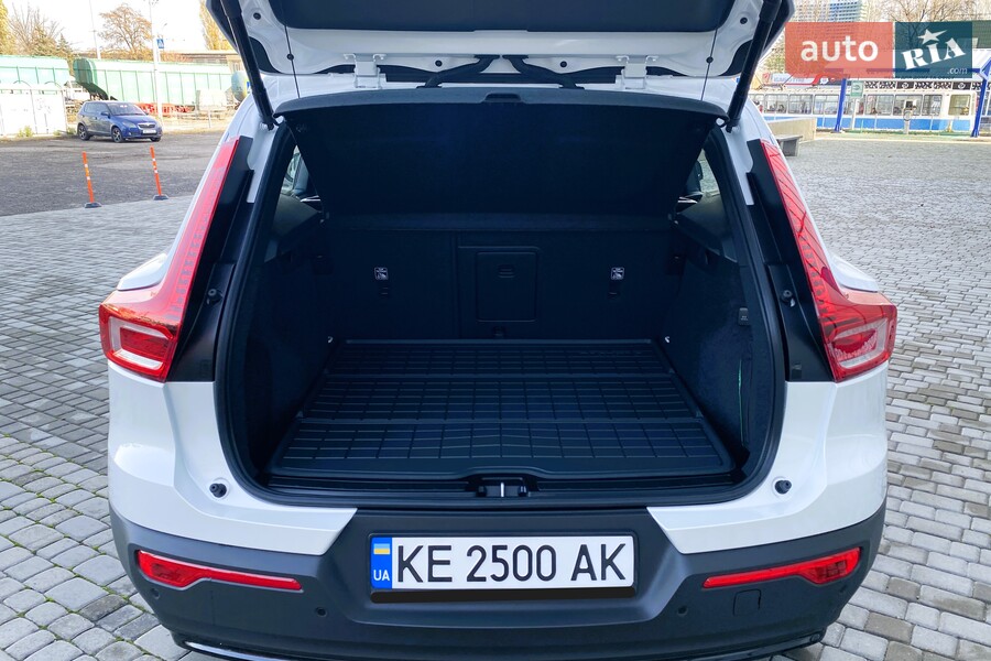 Volvo XC40 - фото 11