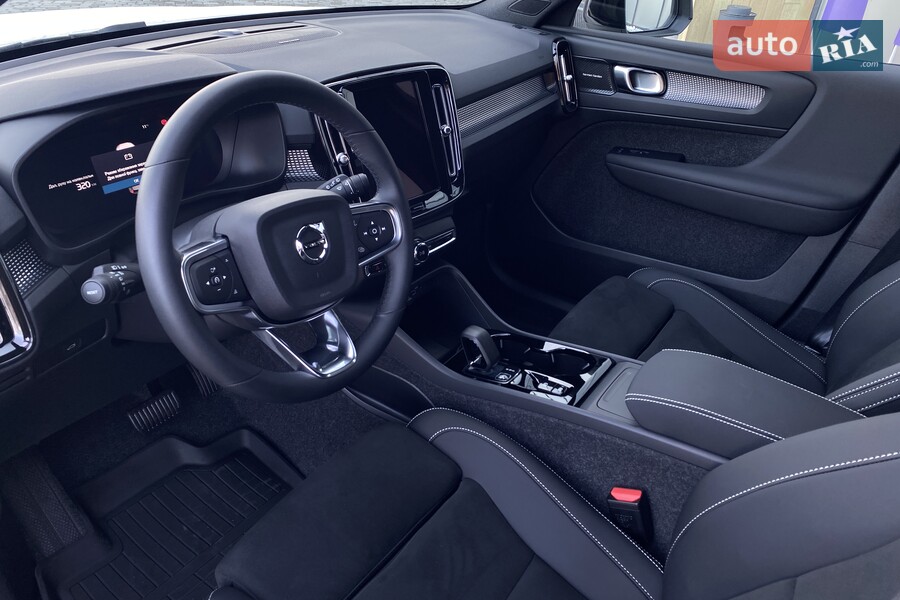 Volvo XC40 - фото 24