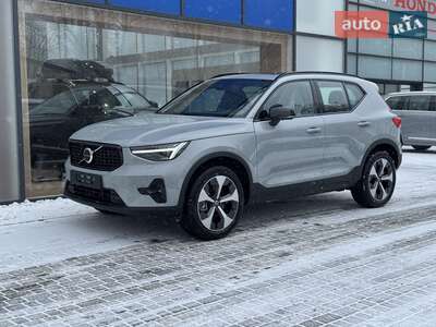 Volvo XC40 2025 Ultra Dark
