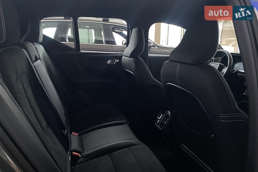 Volvo XC40 - фото 14