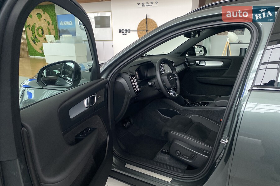 Volvo XC40 - фото 16