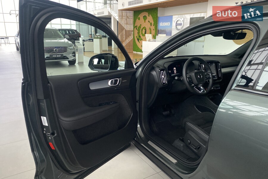 Volvo XC40 - фото 17