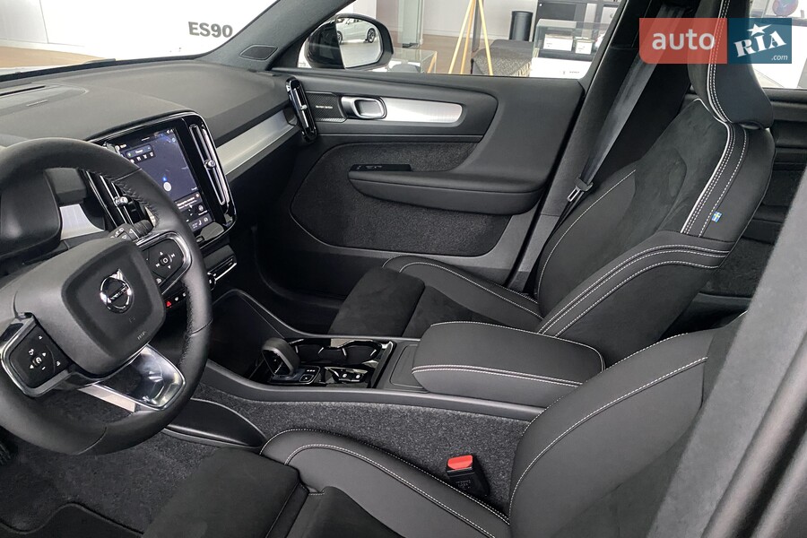 Volvo XC40 - фото 22