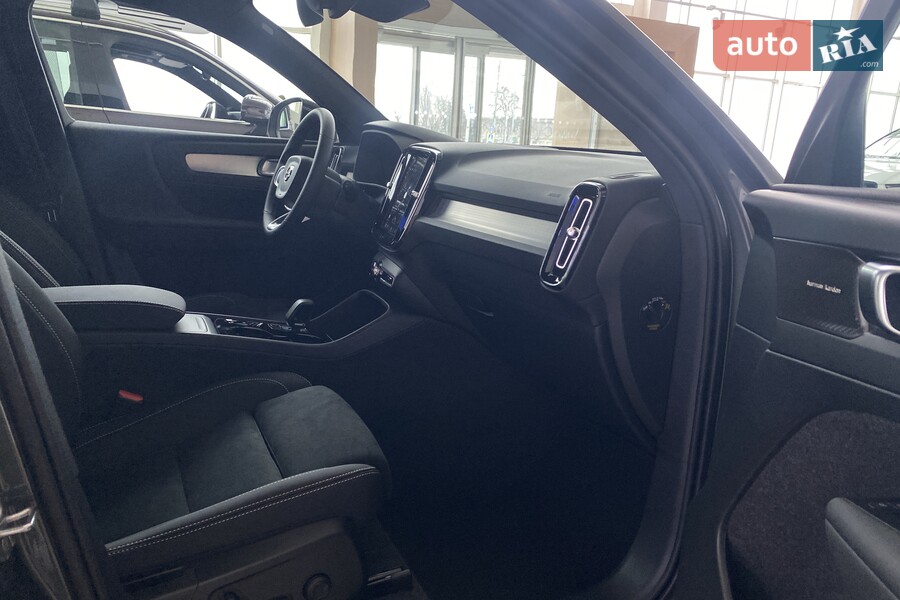 Volvo XC40 - фото 24