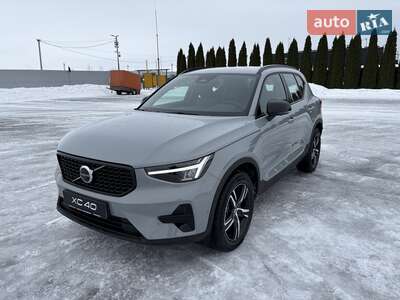 Volvo XC40 2025 Dark Plus