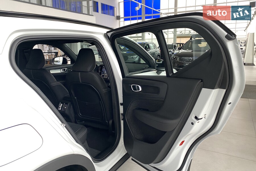 Volvo XC40 - фото 16